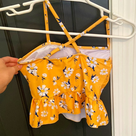 Cute swimsuit top perfect for summer! - Picture 3 of 3